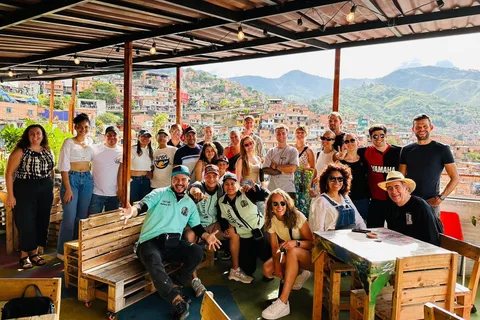 Medellín: Comuna 13 and Graffiti Guided Tour with a Local