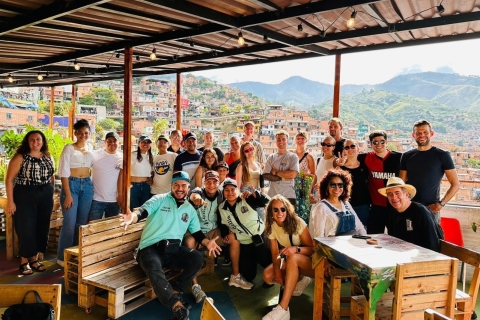 La visite originale de la commune 13 et le Graffiti Tour MedellínLa visite originale de la Comuna 13 et la visite des graffitis de Medellín