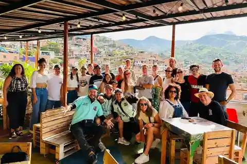 Medellín: Comuna 13 and Graffiti Guided Tour with a Local