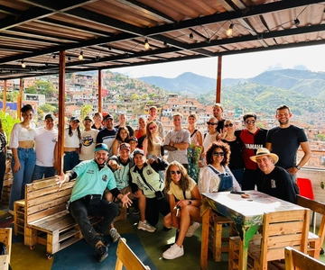 Medellín: Comuna 13 and Graffiti Guided Tour with a Local