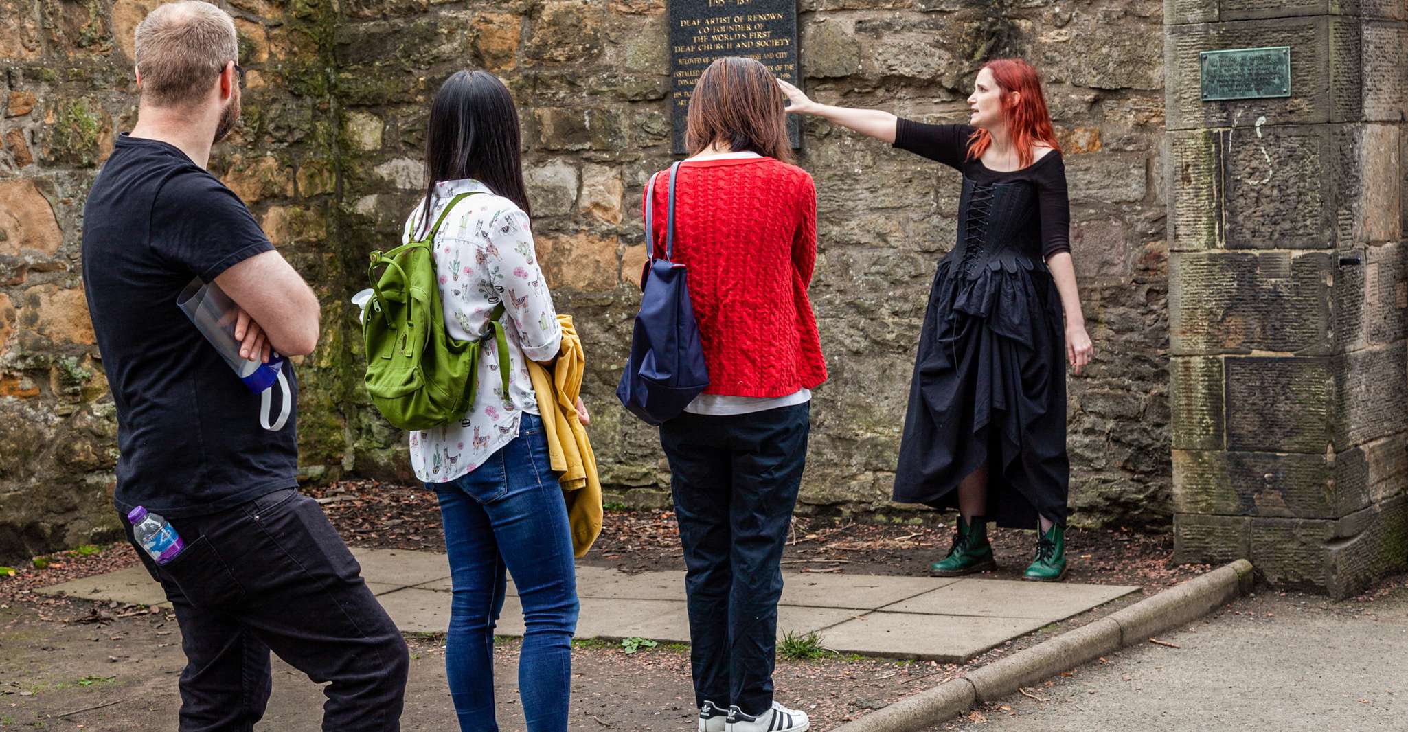 エジンバラ、幽霊のような地下の金庫と墓地ツアー - Housity