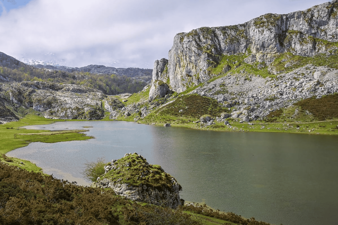 Lakes of Covadonga and Sanctuary of Covadonga: Guided and interpreted tour