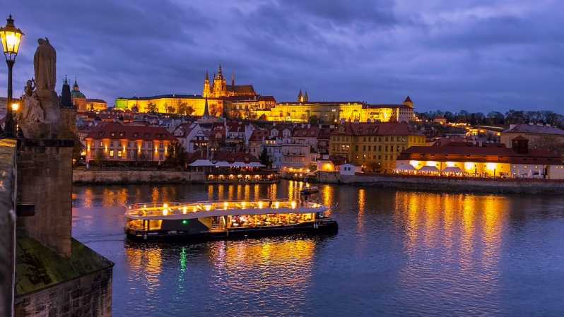 Praha: 50minutová večerní vyhlídková plavba po památkách