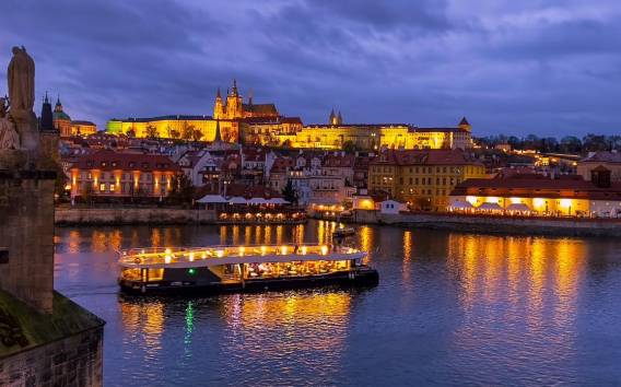 Prag: Sightseeing-Bootsfahrt am Abend
