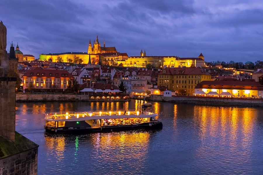 Prag: 50-minütige Sightseeing-Bootsfahrt am Abend