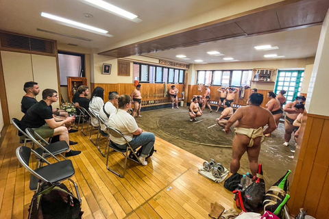 Tóquio: Tour de treino matinal de sumô com assentos ao lado do ringue