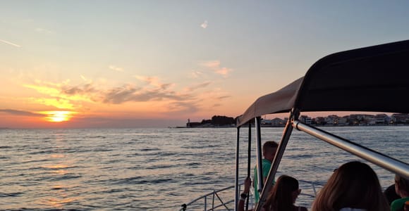 Zadar: Sonnenuntergangs-Bootsfahrt mit Wein und Snacks auf einem Vintage-Boot