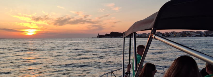 Zadar : croisière au coucher du soleil en bateau vintage avec vin et collation