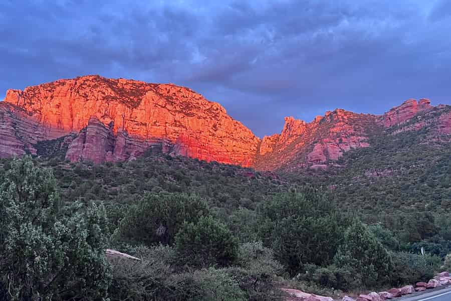 Sedona: E-Bike-Tour bei Sonnenuntergang zu den 7 Sacred Pools und Stupa. Foto: GetYourGuide