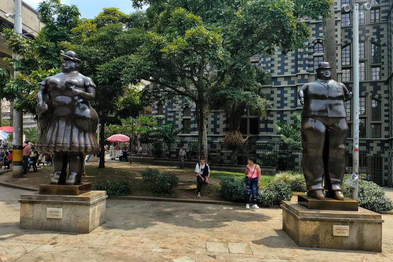 Medellín: Tour durch die Comuna 13, den Botero Park und den Metrocable mit einem lokalen Guide