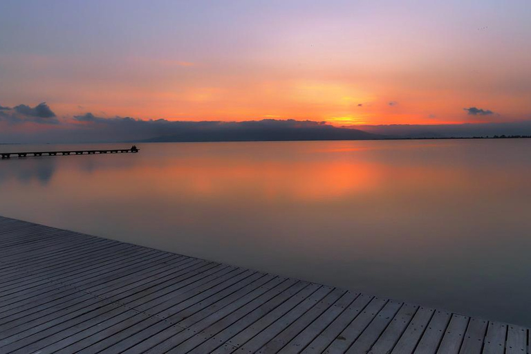 Flamingovogels kijken in de Ebro-delta bij zonsondergang