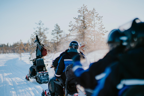 Levi: Visita a una granja de huskys y renos con moto de nieveLevi: Visita a una granja de huskies y renos con moto de nieve