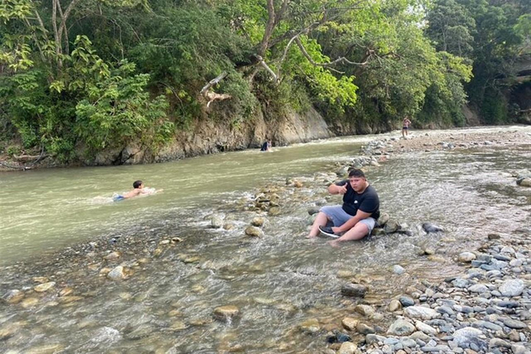 Medellín : pique-nique privé d'une journée au bord de la rivièreMedellin : pique-nique privé d'une journée complète au bord de la rivière