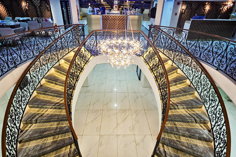 Bangkok: Noah 6 Stars Luxury Chaophraya River Dinner Cruise Departure From Iconsiam at 19:45h