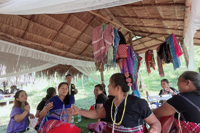 شيانغ ماي قرية كارين زراعة الشاي والثقافة والشلال في قرية كارين