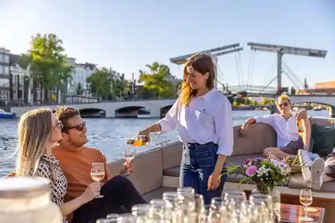 Amsterdam: Luxe grachtenrondvaart met hapjes en drankjes