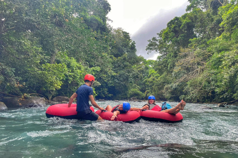 Tubulação no Rio Celeste: Experiências na natureza e águas azuisTubulação no Rio Celeste, aventura e natureza