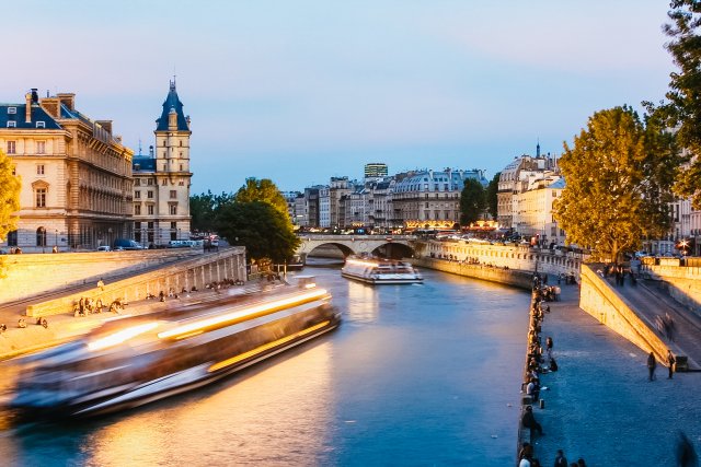 París: Crucero Nocturno por el Sena con Degustación de Gofres