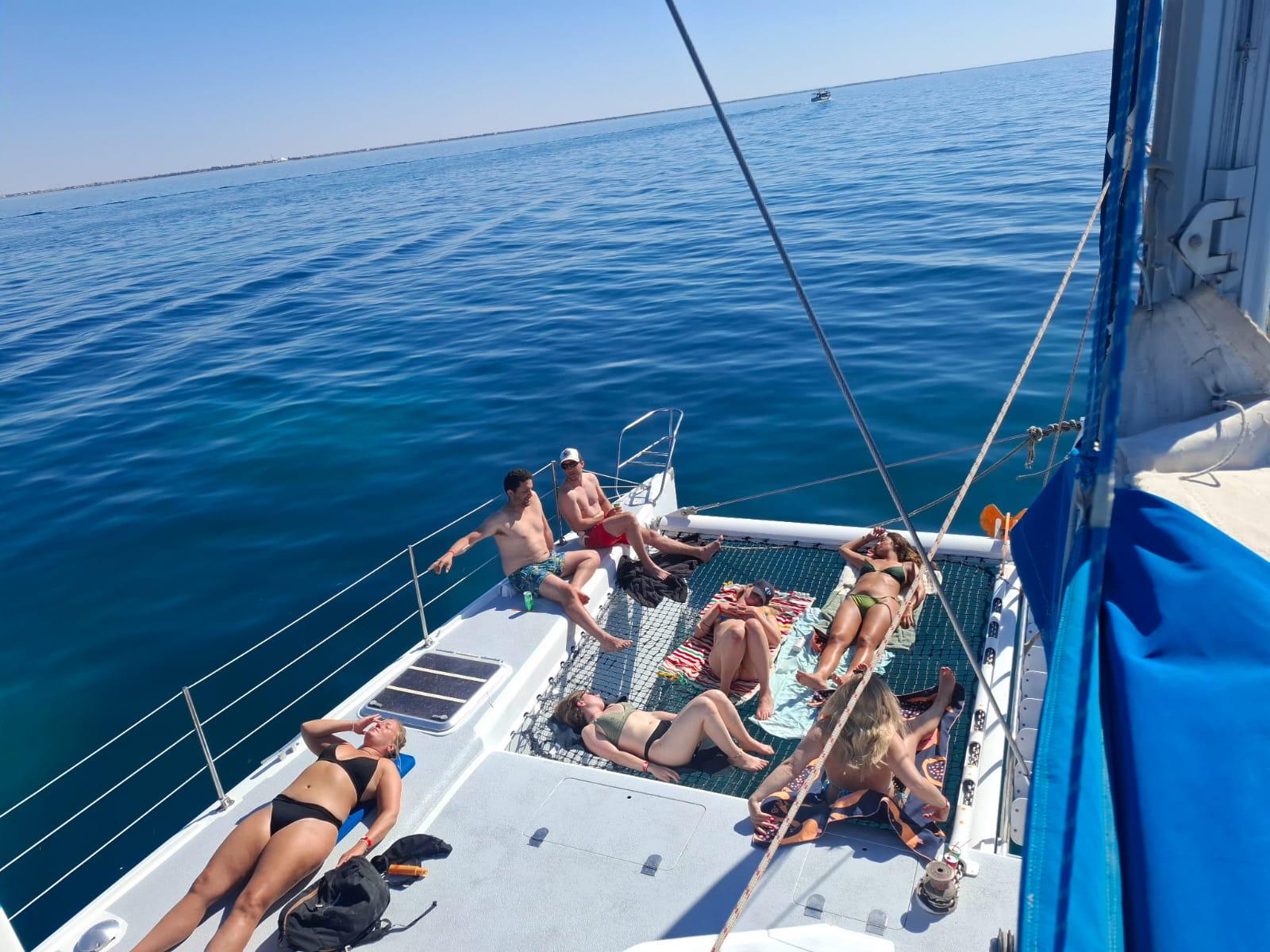 Djerba: Luxus-Katamaran – Schwimmen, Musik & Delfinbeobachtung