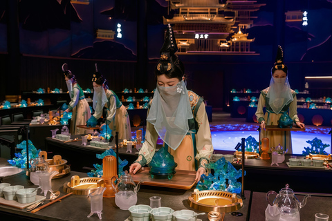 Chengdu: Immersive Hot Pot Meal Show with Hanfu Rental Regular Seat Dinner+Costume+Makeup（to book 3days in advance）