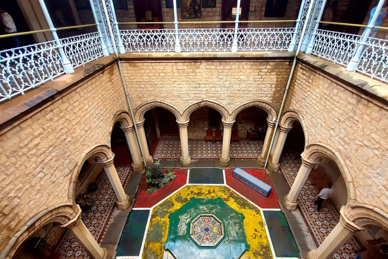 Wycieczka z przewodnikiem po pałacu w Bangalore z biletem wstępuWycieczka z przewodnikiem po pałacu w Bangalore wraz z biletem wstępu