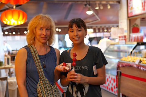 Tokyo: Asakusa Walking Tour, Local Guide & Snacks opt. Vegan