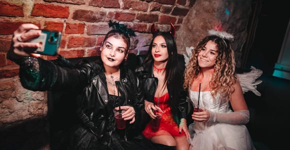 Krakow: Halloween Pub/Club Crawl + 1 hour unlimited Alcohol