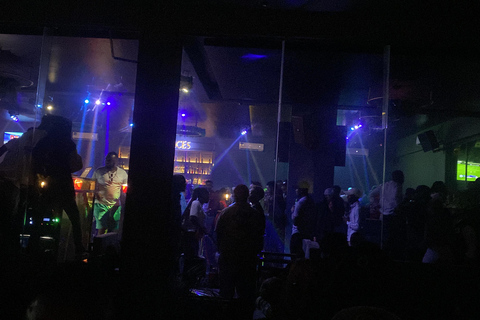 Aventure nocturne à Arusha : dîner dans une cabane dans les arbres et tournée des clubsLa vie nocturne authentique d'Arusha : bars, clubs et ambiance locale