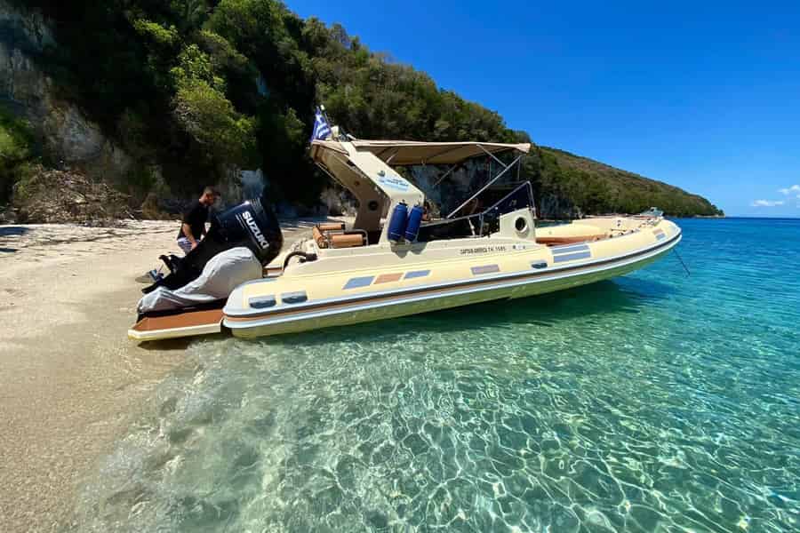 Ab Kavos: Halbprivate Tour nach Paxos und Andipaxos. Foto: GetYourGuide Ab Kavos: Halbprivate Tour nach Paxos und Andipaxos. Foto: GetYourGuide