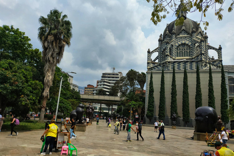 Medellín: Tour durch die Comuna 13, den Botero Park und den Metrocable mit einem lokalen Guide
