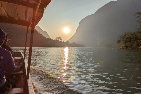 Z Luang Prabang do Nong Khiaw: Rejs po rzece, wędrówka i wodospad