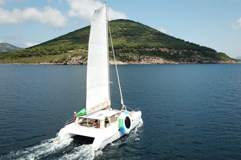 Porto Conte: Half-day catamaran tour with aperitif