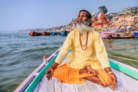 Varanasi: Prywatna wycieczka z przewodnikiem po Varanasi i SarnathPrywatny transport, prywatny przewodnik, opłaty za wstęp i opłata za pływanie łódką