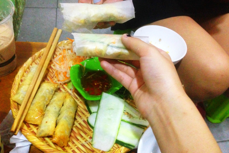 Hue: Aula de culinária com uma família localAula de culinária com visita ao mercado