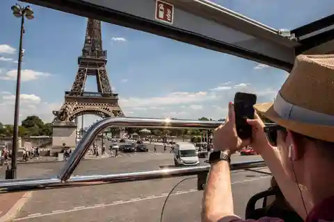 Paris: Hop-on with Emily walking tour and bus tour