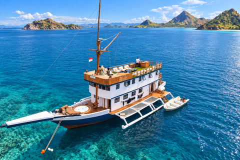 Labuan Bajo: 3-Day Komodo Sailing Luxury Boat with All Fees Deluxe Boat - Private Standar Room (2pax/room)