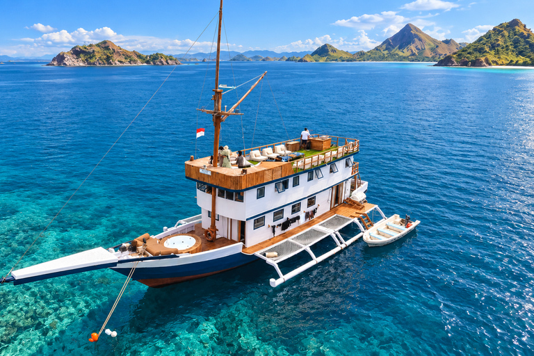 Labuan Bajo: 3-Day Komodo Sailing Luxury Boat with All Fees Deluxe Boat - Private Standar Room (2pax/room)