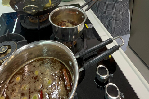 Mumbai: lezione di cucina indiana a casa di una famiglia del postoMumbai: lezione di cucina indiana a casa di una famiglia