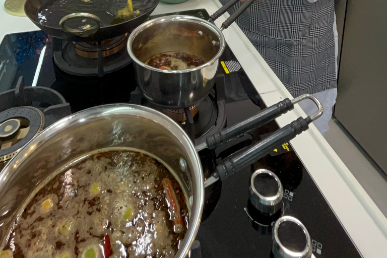 Mumbai: lezione di cucina indiana a casa di una famiglia del postoMumbai: lezione di cucina indiana a casa di una famiglia