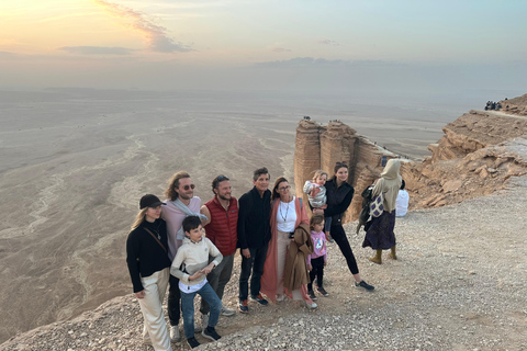 Riyadh: Edge of the World Sunset Tour with Snacks Edge of the world with sunset and stars