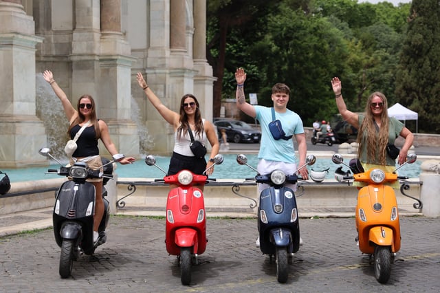 Vespa Rome Photography Tour by Local