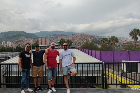 Medellin: Comuna 13 Graffiti Tour with Cable Car Ride
