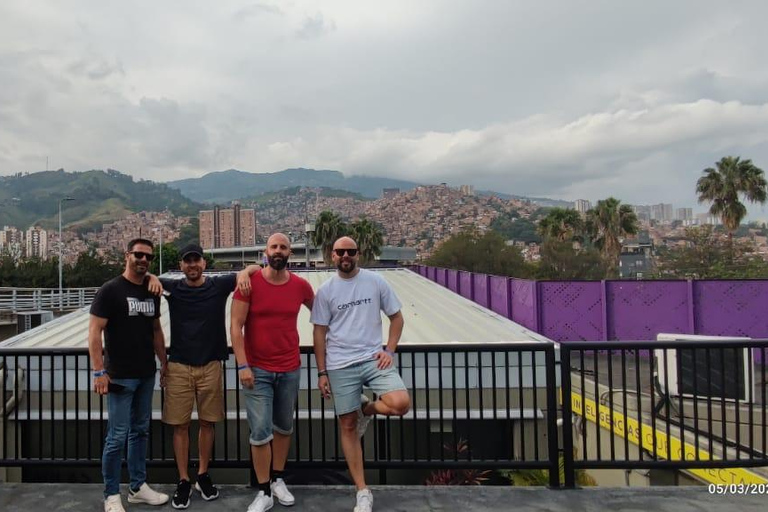 Medellin: Comuna 13 Graffiti Tour with Cable Car Ride