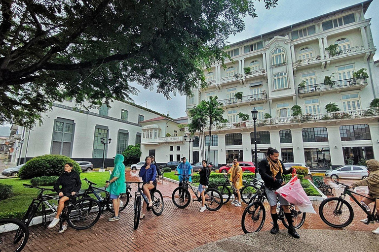 Panama City: Casco Viejo Guided Bike Tour with Tastings