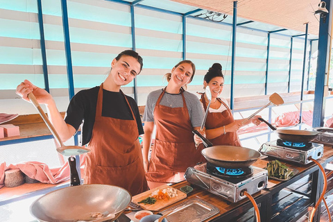 Doświadczenie organicznego gotowania tajskiego w Chiang Mai