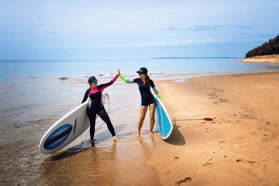 Traverse City: Paddleboard-Verleih in West Bay. Foto: GetYourGuide Traverse City: Paddleboard-Verleih in West Bay. Foto: GetYourGuide
