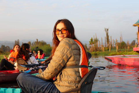 Tour in kayak a Xochimilco: campi di calendula e sapori del giorno dei mortiTour in kayak all'alba a Xochimilco