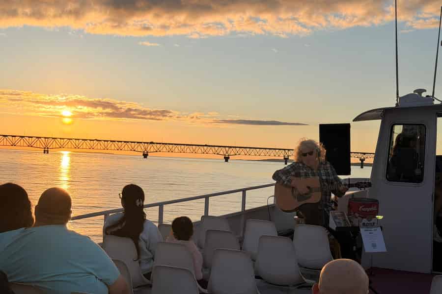 Mackinaw City: Sonnenuntergangsfahrt mit Live-Musik & Bar-Service. Foto: GetYourGuide Mackinaw City: Sonnenuntergangsfahrt mit Live-Musik & Bar-Service. Foto: GetYourGuide