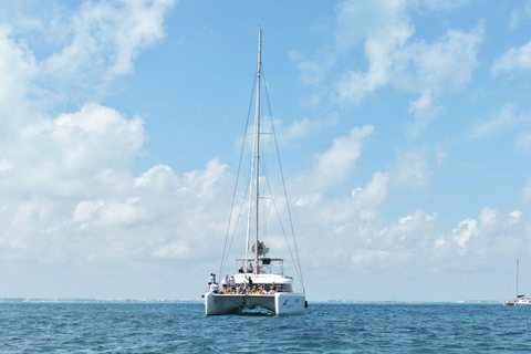 Isla Mujeres: Passeio de catamarã, mergulho com snorkel, bufê e open barPasseio de Tulum