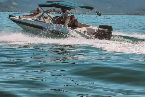 Paraty: Uma experiência exclusiva em um tour particular de lancha rápida